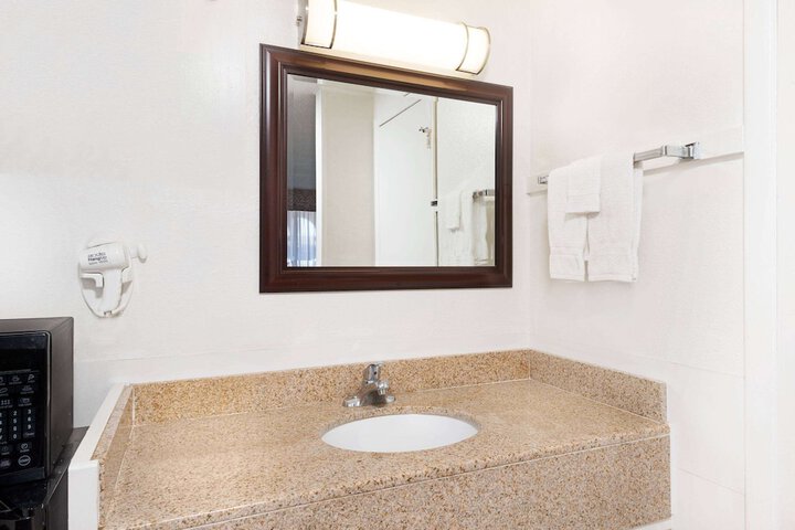 Room 4 of 8