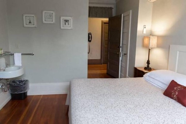 Room 28 of 68