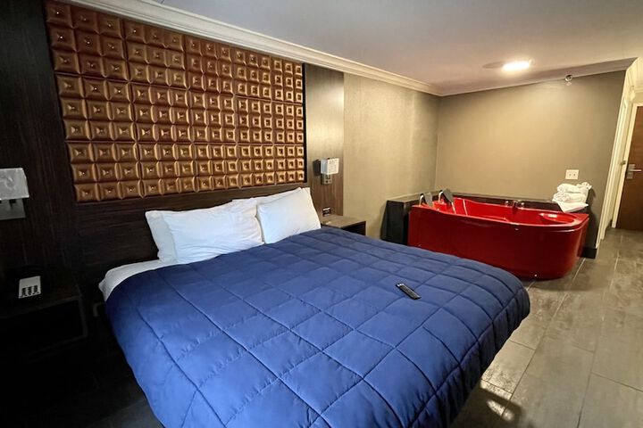 Room 11 of 16
