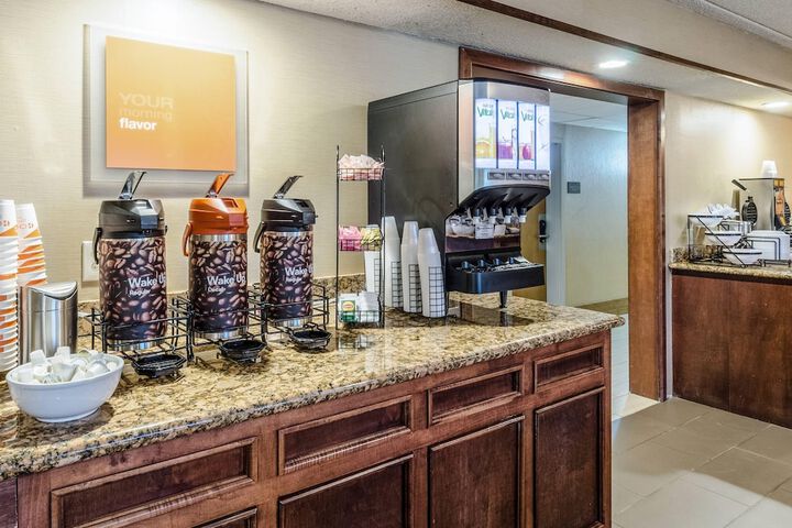 Comfort Inn & Suites West Springfield