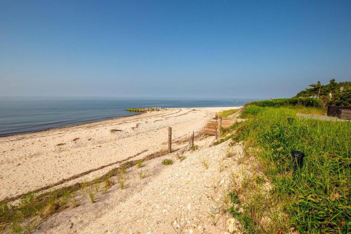Diana Luxury Retreat: Private Beach and Vineyards