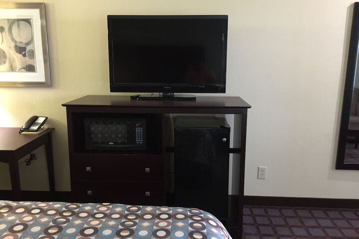 Pearsall Inn & Suites