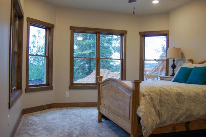 Lakefront Home 4 Bedroom 4 Bath Sleeps 12