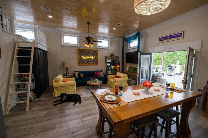 Chateau Royale Pet Friendly, on Bayou, Downtown!