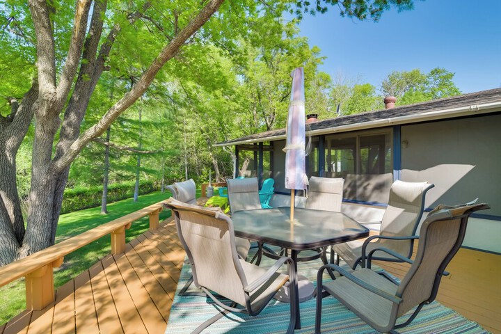 Home Rental on Detroit Lake: Dock Game Room!