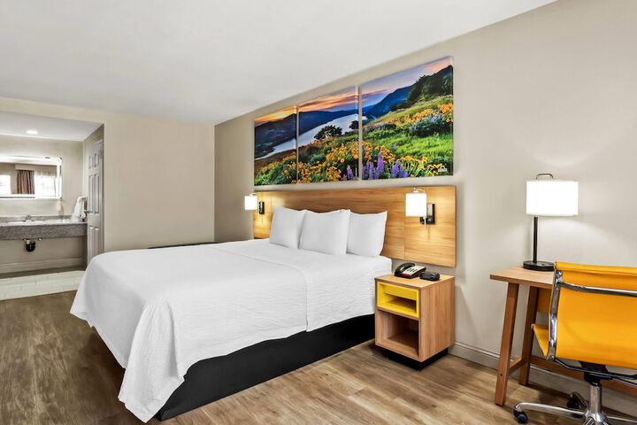 Days Inn by Wyndham Fontana / Rialto