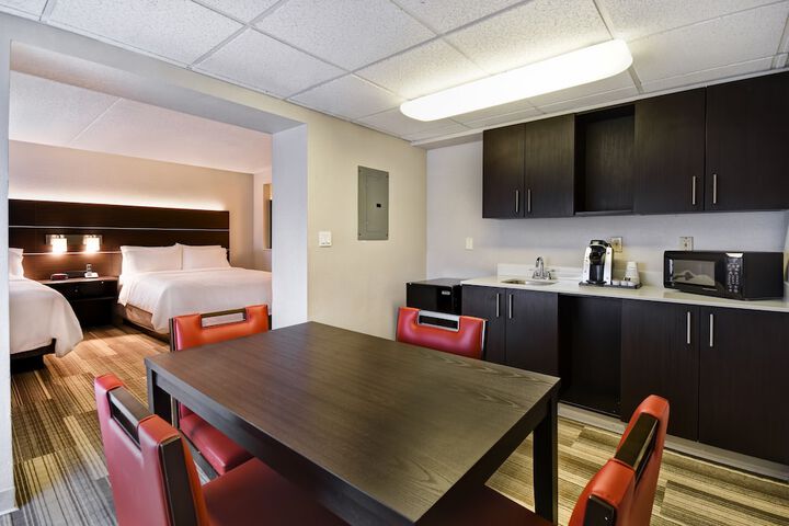 Holiday Inn Express & Suites Allentown-Dorney Park Area by IHG