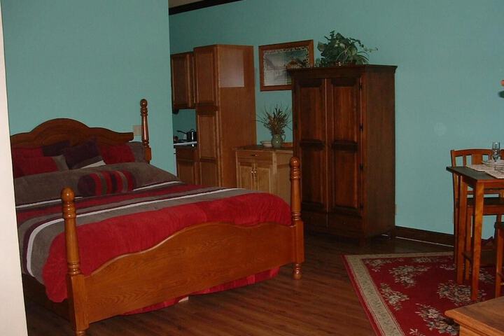 Spruce Hill Inn and Cottages