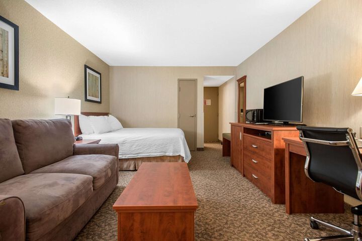 Clarion Hotel & Suites