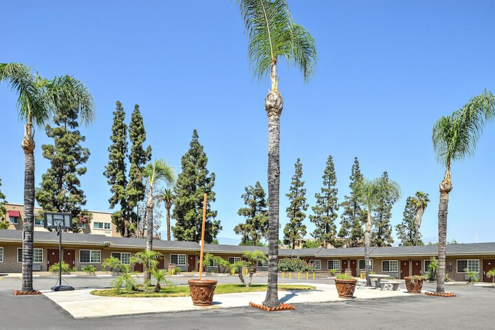 Hotel Exterior 24 of 24