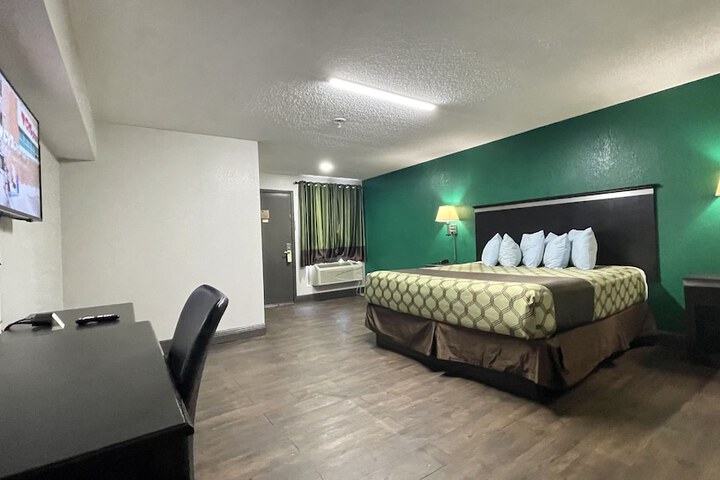 Room 8 of 34