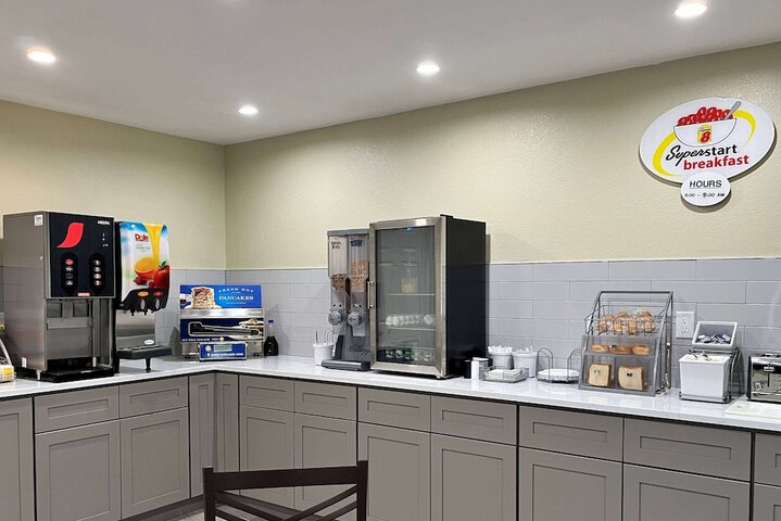 Super 8 by Wyndham Indianapolis / Emerson Ave