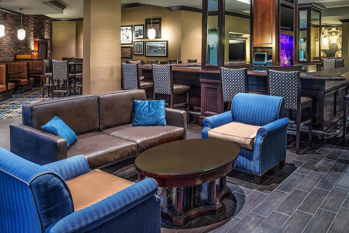 Lounge 41 of 53