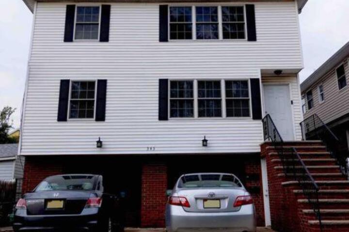 Family 3-bedroom home (2nd floor near EWR / Outlet)