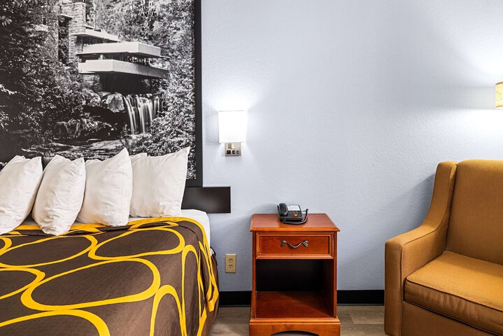 Super 8 by Wyndham Pittsburgh / Monroeville
