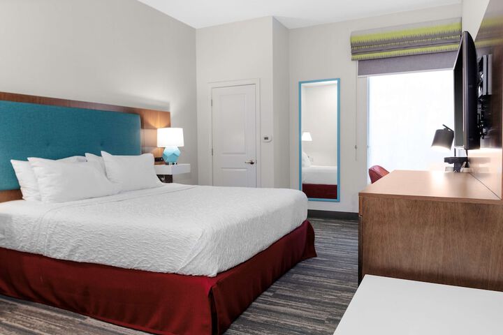 Hampton Inn by Hilton Concord / Bow