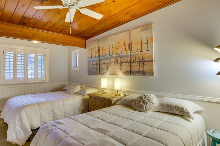 Puget Sound Cottage w / Private Community Beach!