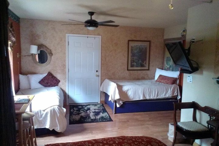 DUMPLIN PATCH BED & BREAKFAST