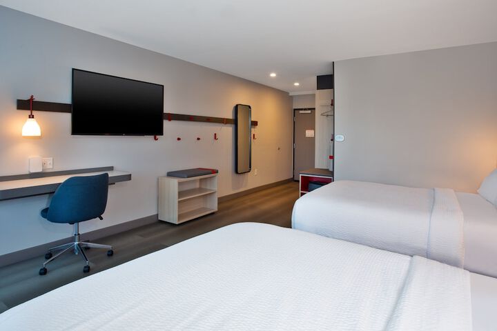 avid hotel Detroit Warren by IHG