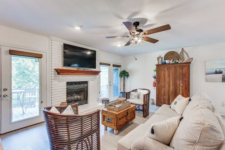 Inviting Home w / Golf Course View in Diamondhead!