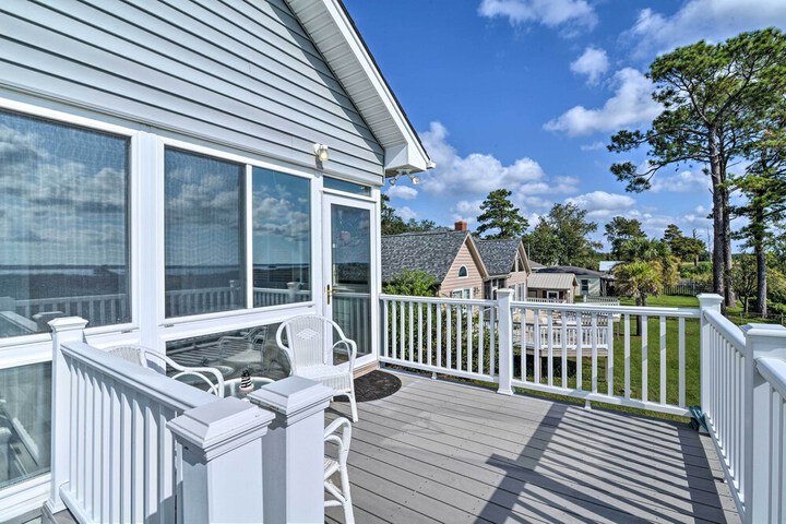 Luxurious Waterfront Home w / Private Pier & Views!