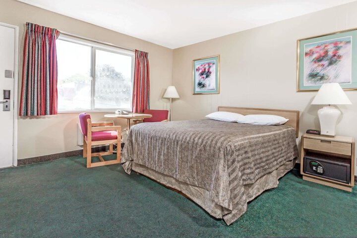 Room 6 of 15