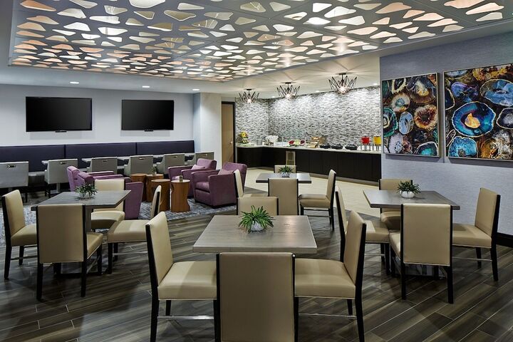Lounge 76 of 89