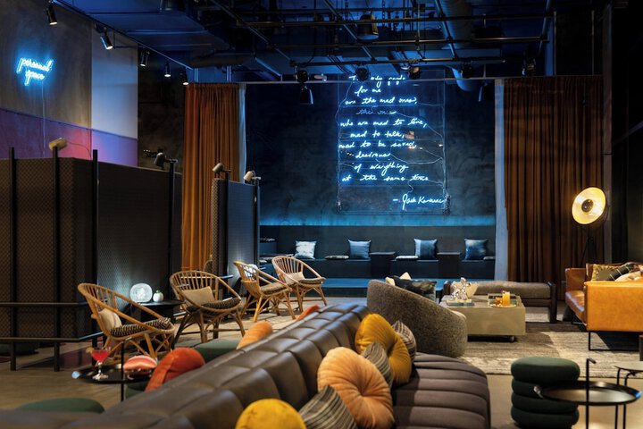 Lounge 23 of 31
