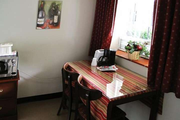 Hudson Manor Inn