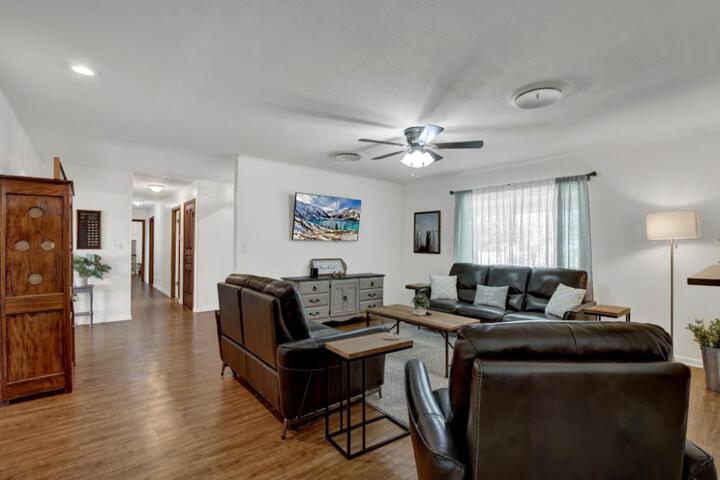 Spacious Home - Fire Pit BBQ and Outdoor Seating!