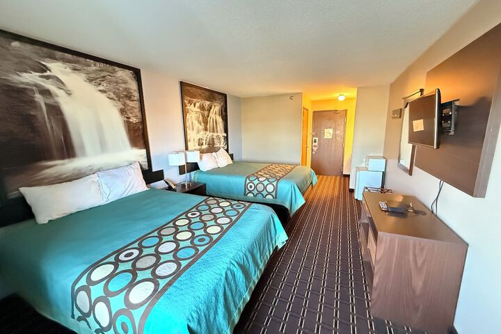 Super 8 by Wyndham Reedsburg