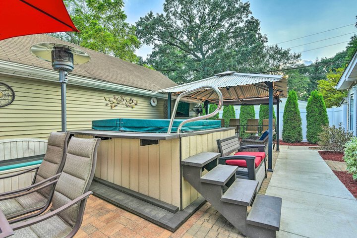 Pet-friendly Taylor Home w / Backyard Oasis!