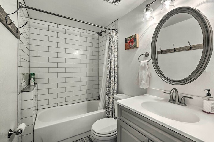 Condo w / Balcony & Views - Steps to Ski Shuttle!