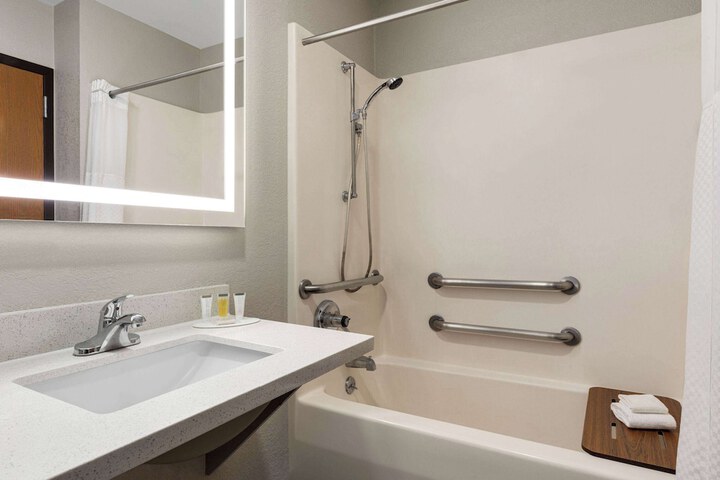 Days Inn by Wyndham Hillsboro