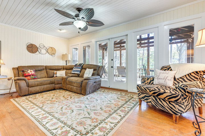 Secluded Hamilton Cabin Retreat w / Private Lake!