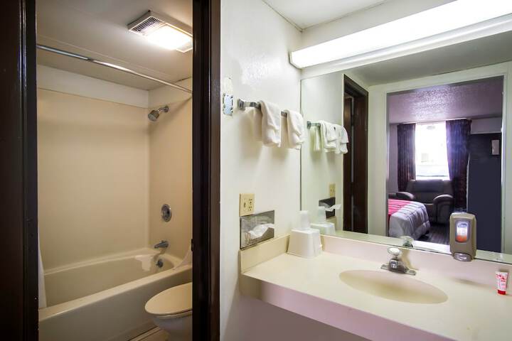 OYO Hotel Hutchinson KS West 4th Ave