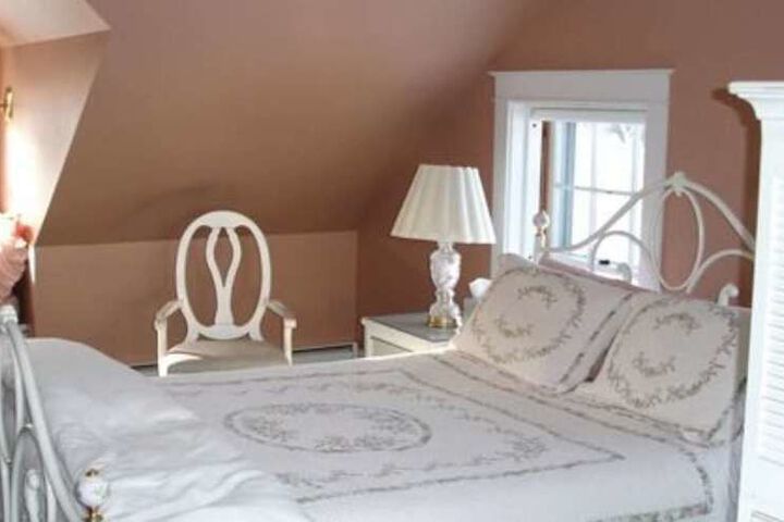 THE TRUMBULL HOUSE BED AND BREAKFAST