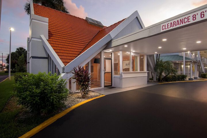 Howard Johnson by Wyndham Vero Beach / Downtown