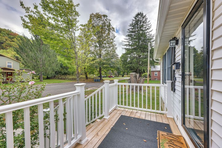 Greenbrier River Retreat w / Deck - Steps to Trail!