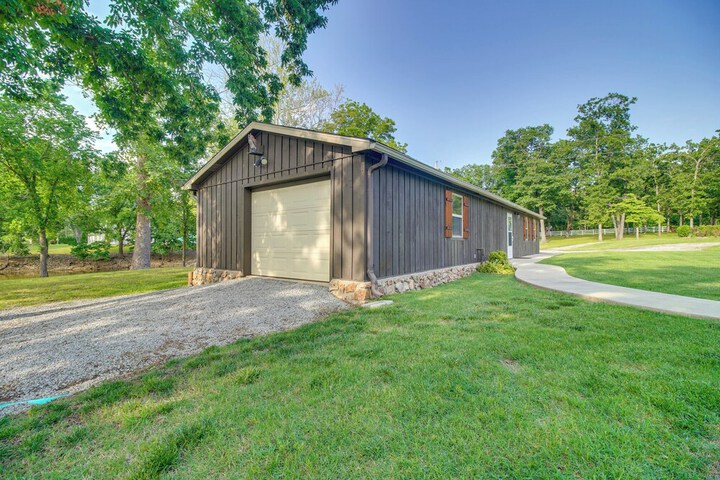 On-site Lake Access: Group Getaway in Afton