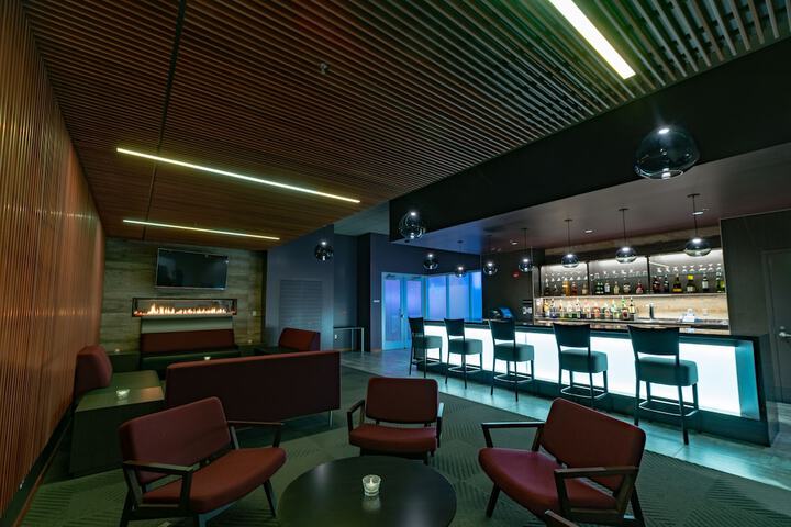 Lounge 31 of 44