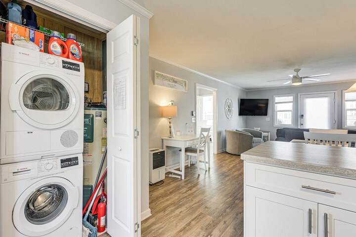 Ocean Isle Beach Condo w / Balcony: Steps to Shore!