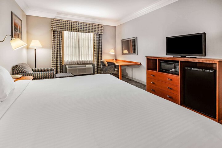 Room 21 of 38