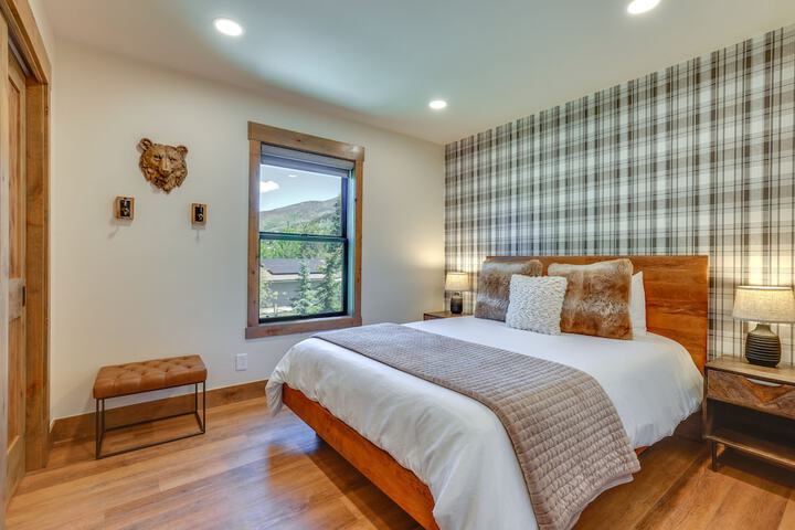 Updated Silverthorne Home w / Hot Tub & Mtn Views!