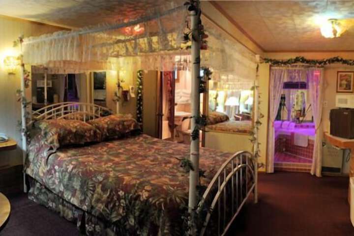 Room 6 of 10