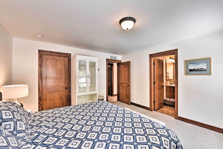 Gorgeous Twin Lakes Home w / Deck Overlooking Mtns!