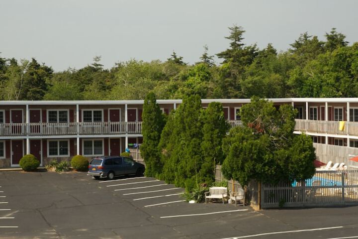 Holiday Hill Inn & Suites