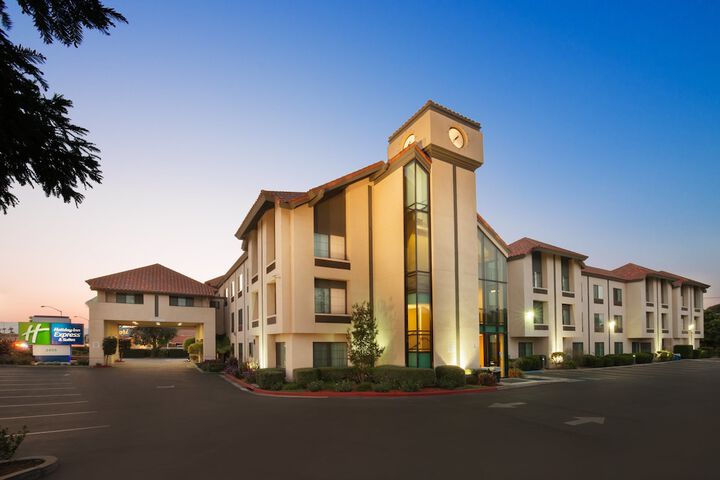 Holiday Inn Express & Suites Santa Clara-Silicon Valley by IHG