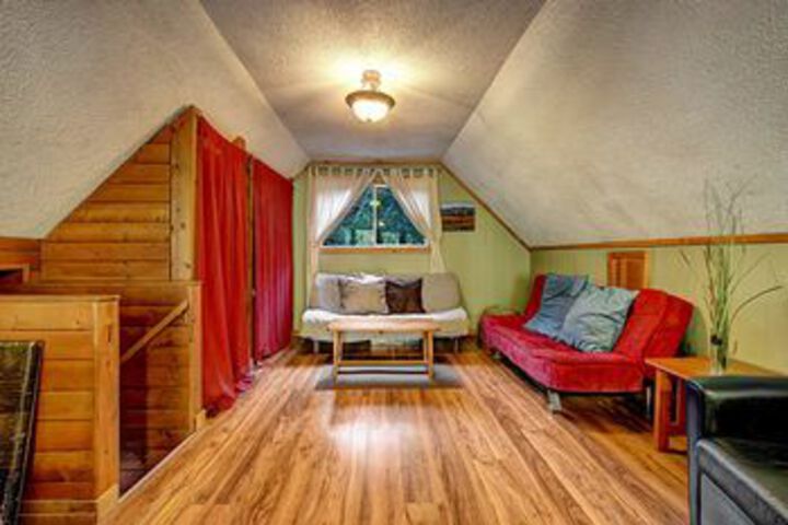 Huckleberry Hideout Cabin with Hot Tub