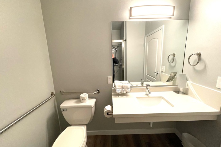 Tides Inn & Suites